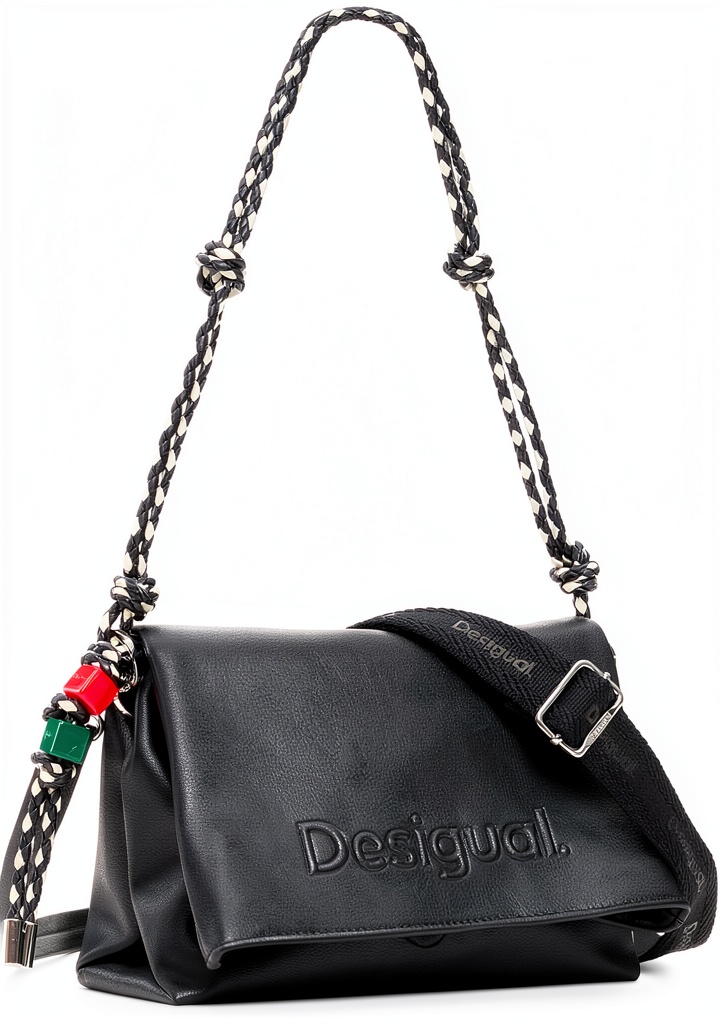 'Pochette Desigual in uso con abbigliamento casual'