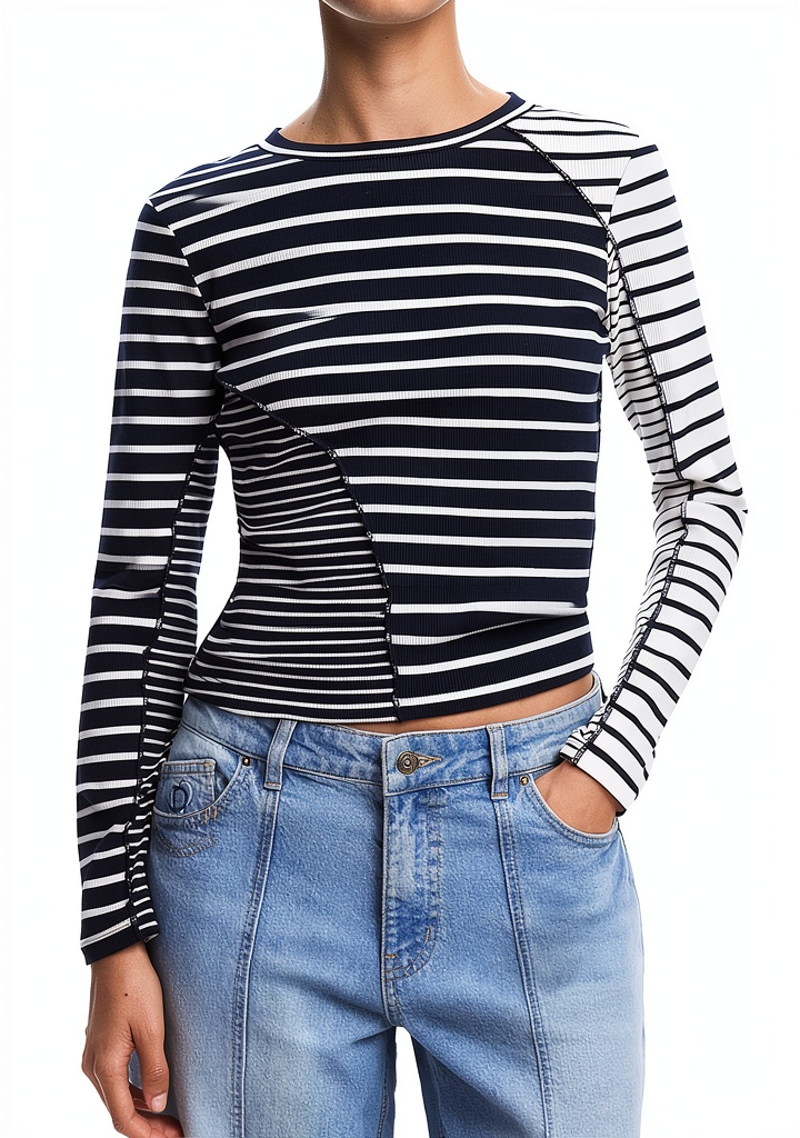 Maglia Desigual nera indossata in un ambiente casual