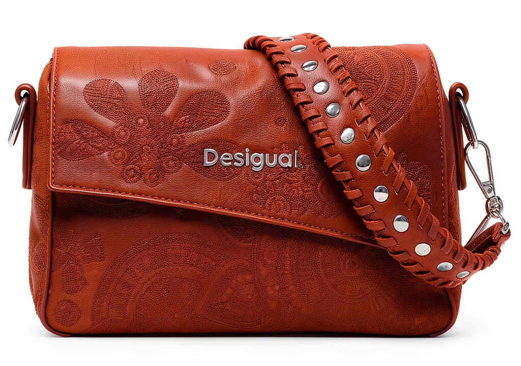 Borsa a spalla Desigual mostrata in uso quotidiano