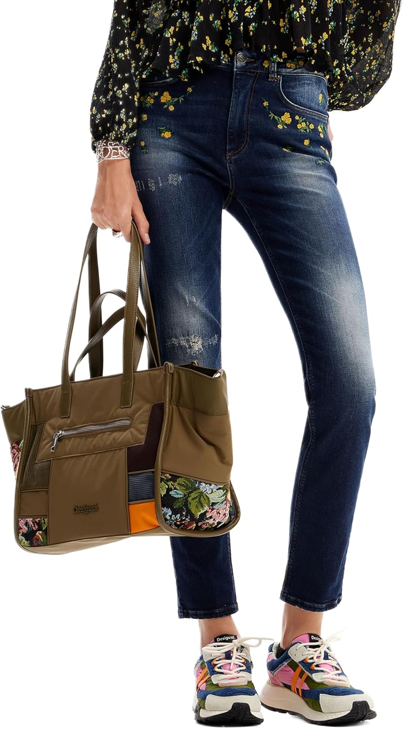 Donna che indossa jeans Desigual blu in un contesto urbano casual, seduta su una panchina