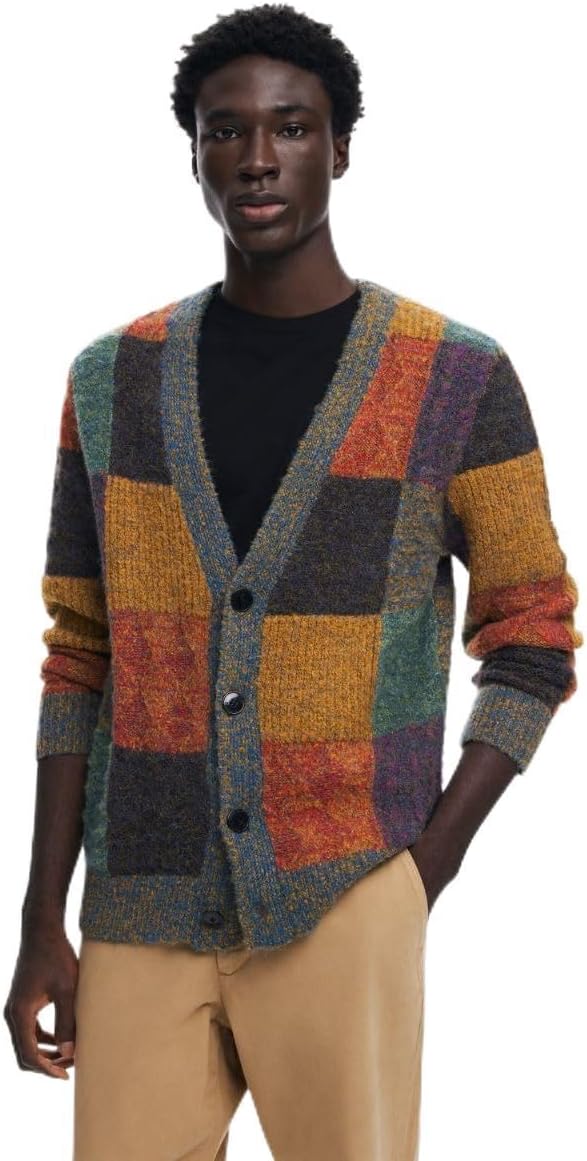 Maglione Desigual uomo indossato in un contesto casual