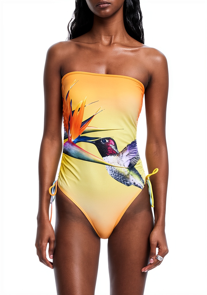 'Costume intero Desigual indossato su spiaggia con sfondo marino'