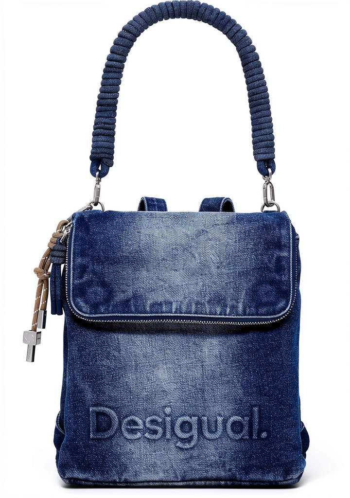 Donna che indossa jeans Desigual in un ambiente casual