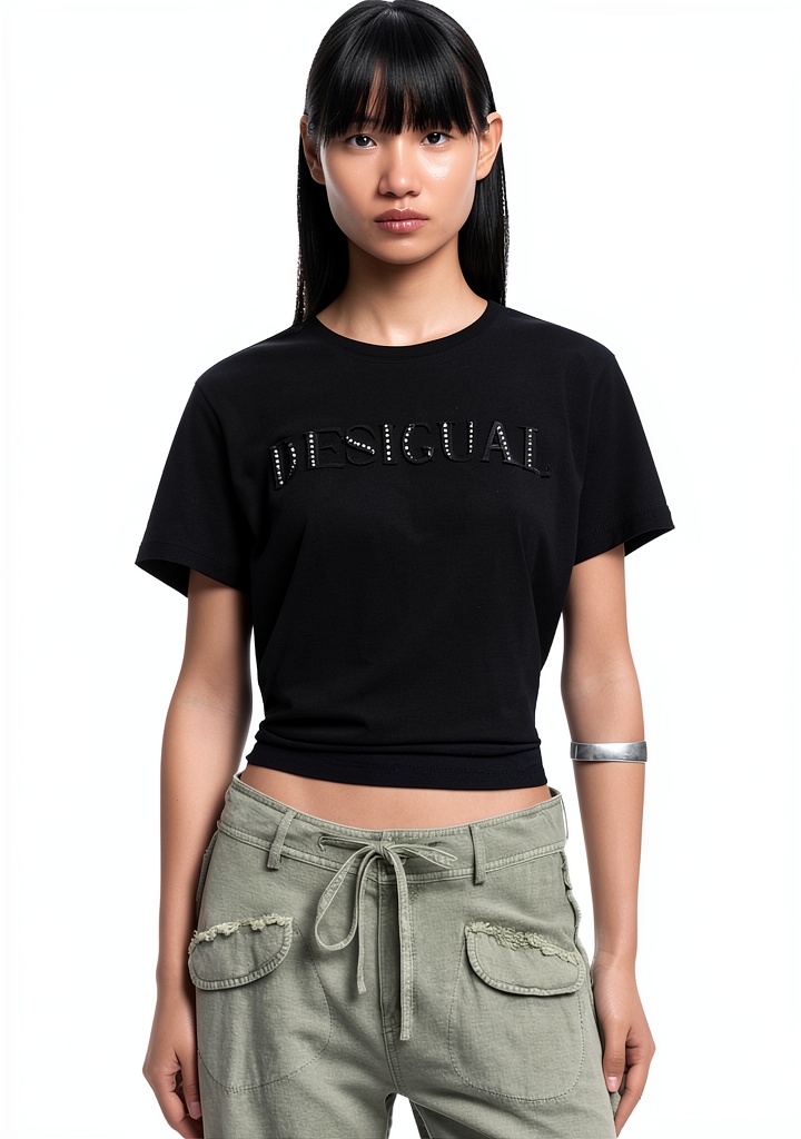 'T-shirt Donna Desigual Nero con logo 3D e dettagli strass'