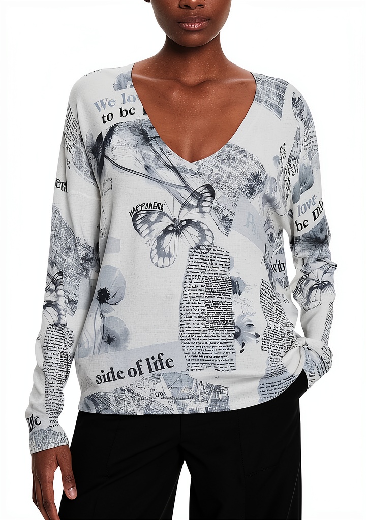Maglione donna Desigual flat knit indossato in un contesto urbano, con jeans e sneakers