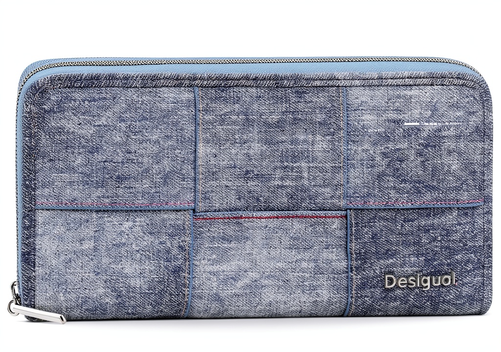 'Portafoglio Desigual Fiona in denim aperto per mostrare gli scomparti interni'